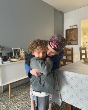 Tiziri Digne Instagram - Notre mois d’avril 🌺🕊️

1/ Photo de famille pour @mamanscelebres_tfx 🎥
2/ Bien arrivé à Lille 🇫🇷
3/ Isaho & son arrière grand-mère 🇩🇿
4/ A Lille pour le match Losc/Aston Villa ⚽️
5/ Selfie mère & fils ❤️
6/ Nos cododo en famille 💕

Un mois d’avril compliqué, rempli de tristesse & de chagrin,
Un deuil qui va être long et difficile, un départ que nous n’accepterons certainement jamais, la vie est parfois si cruelle et injuste. 
Gardez toujours en tête que rien n’est acquis, que rien n’est permanent, en un instant tout peut basculer ! 
Ayez conscience que le temps qui passe ne se rattrape jamais et que l’essentiel réside dans les choses simples : la santé, la famille et l’amour !

💋❤️

#family #famille #love