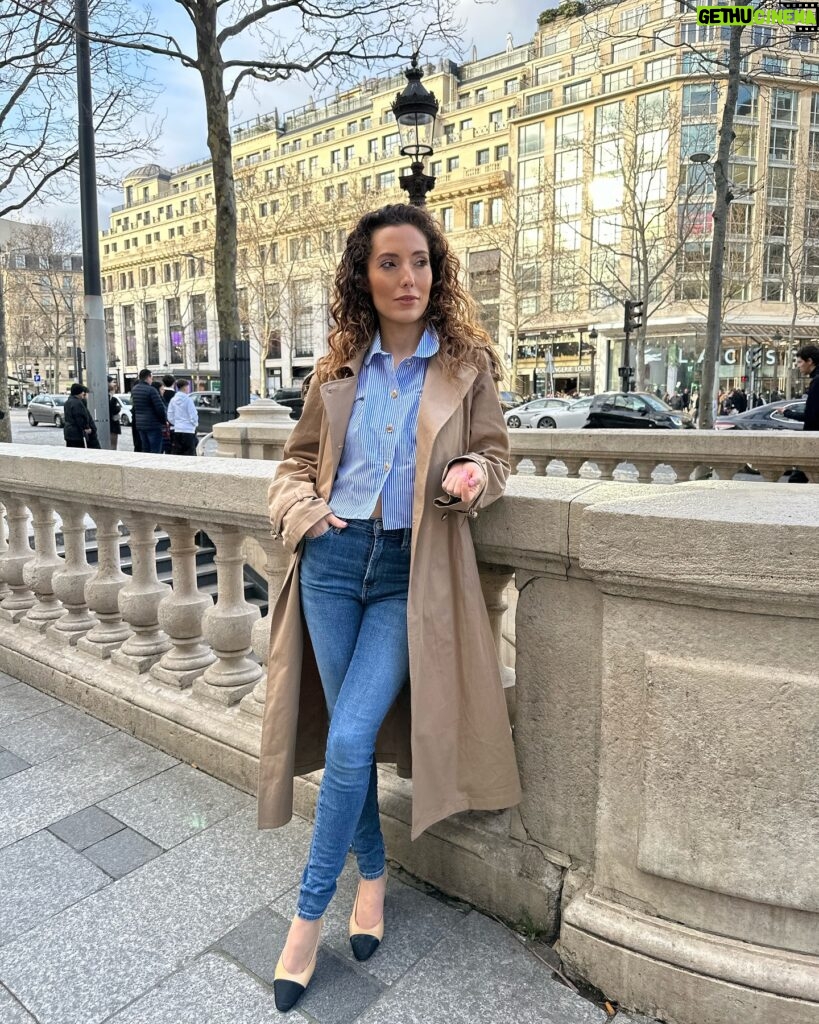 Tiziri Digne Instagram - Parisian style 💋 Vous aimez cette tenue ? BCBG & adapté à la météo 😂 #outfit #parisianstyle #chanel #lookdujour #outfitinspiration