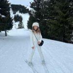 Tiziri Digne Instagram – Ski adventure ❄️

Vous avez quel niveau de ski ? Pour moi c’est reparti pour des leçons de ski, des chutes et de la rigolade ! Suivez tout ça en story ! ❤️

#skiwear #snowday #skioutfit #ski #courchevel #outfitinspiration