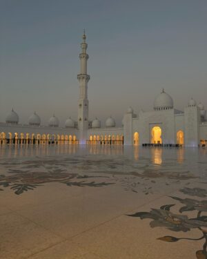 Tiziri Digne Instagram - Peaceful 🕊️🤍

#abudhabi #sheikhzayedmosque #famille #travel