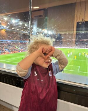 Tiziri Digne Instagram - About last night … ⚽️

J’ai emmené les enfants au stade hier, ils étaient trop heureux ! Ils ont fait l’entrée sur le terrain avec les joueurs pour le plus grand bonheur d’Isaho (photo 5) & ils ont joué un peu à la fin du match, alors que perso j’avais juste envie de rentrer 😂 (cf ma tête sur la photo 2) 

#football #gameday #premierleague #famille #family #love