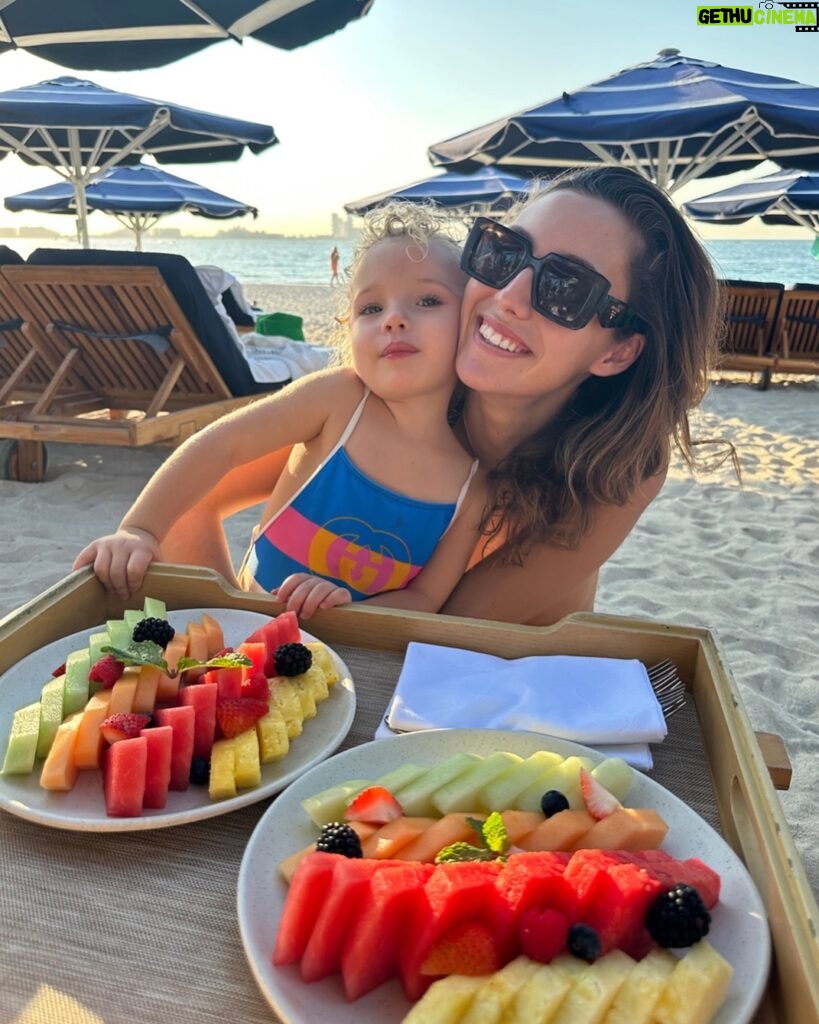 Tiziri Digne Instagram - Beach day 🌴 #meretfille #family #vacances #dubai