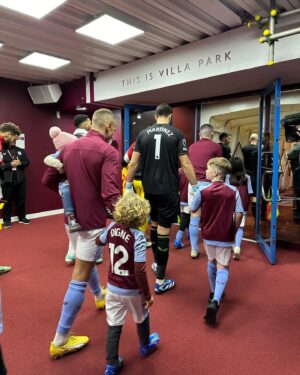 Tiziri Digne Instagram - About last night … ⚽️

J’ai emmené les enfants au stade hier, ils étaient trop heureux ! Ils ont fait l’entrée sur le terrain avec les joueurs pour le plus grand bonheur d’Isaho (photo 5) & ils ont joué un peu à la fin du match, alors que perso j’avais juste envie de rentrer 😂 (cf ma tête sur la photo 2) 

#football #gameday #premierleague #famille #family #love
