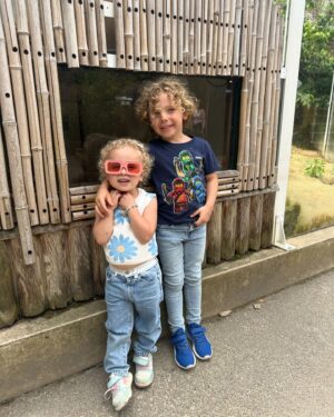 Tiziri Digne Instagram - Family time ☀️

Petite escapade au @safarithoiry les enfants ont adoré ! On a passé la nuit avec les loups 🐺(cf dernière vidéo) et la journée dans le zoo à la rencontre des animaux, plus ou moins sympas (cf avant dernière vidéo 😂) !C’était une expérience formidable en famille que je vous recommande vivement ! ❤️

#sortieenfamille #famille #family #thoiry #nuitimmersive #hebergementinsolite #zoothoiry