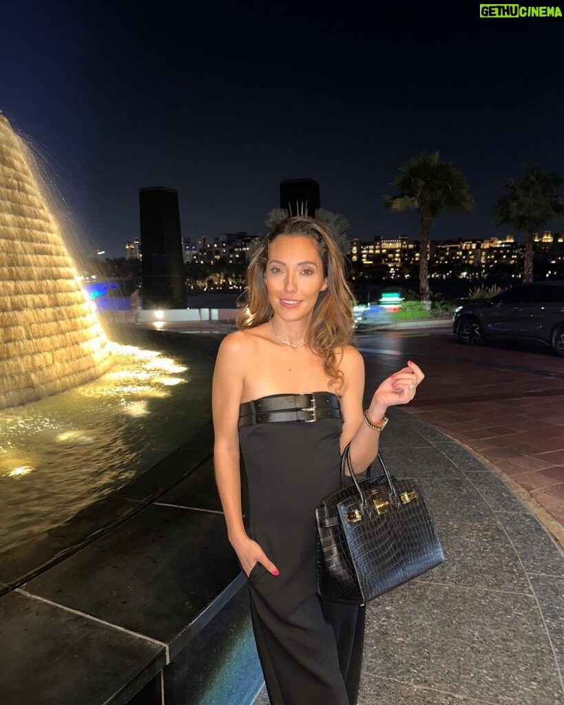 Tiziri Digne Instagram - Dubai by night ✨ Réf de nos tenues : Ma combi’ @zara 8734/813 Inaya robe @manegeensucre Isaho polo & shirt @ralphlauren #dubai #outfit #ootdfashion #styleblogger