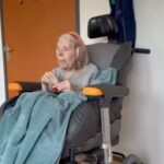 Tjitske Reidinga Instagram - Ze wil naar huis . Ze heeft al een paar keer tegen me gezegd dat ik vooruit moet kijken .Dat ik sterk moet zijn want ze gaat bijna weg 🩵Diep verdriet maar ook lucht 🩵 .We maken er wat van zouden Ernie en Bert zeggen .Ze is ooit in haar eentje naar een concert geweest van Paul Simon .Graceland met een Afrikaans koor.Ze had gedanst .Vorige week ben ik in mijn eentje naar Anouk en het Metropool orkest geweest met een geweldig koor. Ik heb gehuild en gedanst en voelde weer een nieuwe kracht .🩵Dank je wel Anouk ..je hebt me kracht gegeven #Rouw#anouk #vooruitkijken