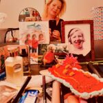 Tjitske Reidinga Instagram - Dank jullie wel lief publiek .Het waren intense maanden .Ik heb mijn vader verloren maar mijn speelplezier is dankzij jullie weer helemaal terug .Na de zomer ga ik verder met mijn voorstelling .Dank je wel @corienvanderzwaag en @martinebakkerofficieel voor het werken met een vrouw met een rugzakje of zeg maar rugzak 😂#moretheater 🤎