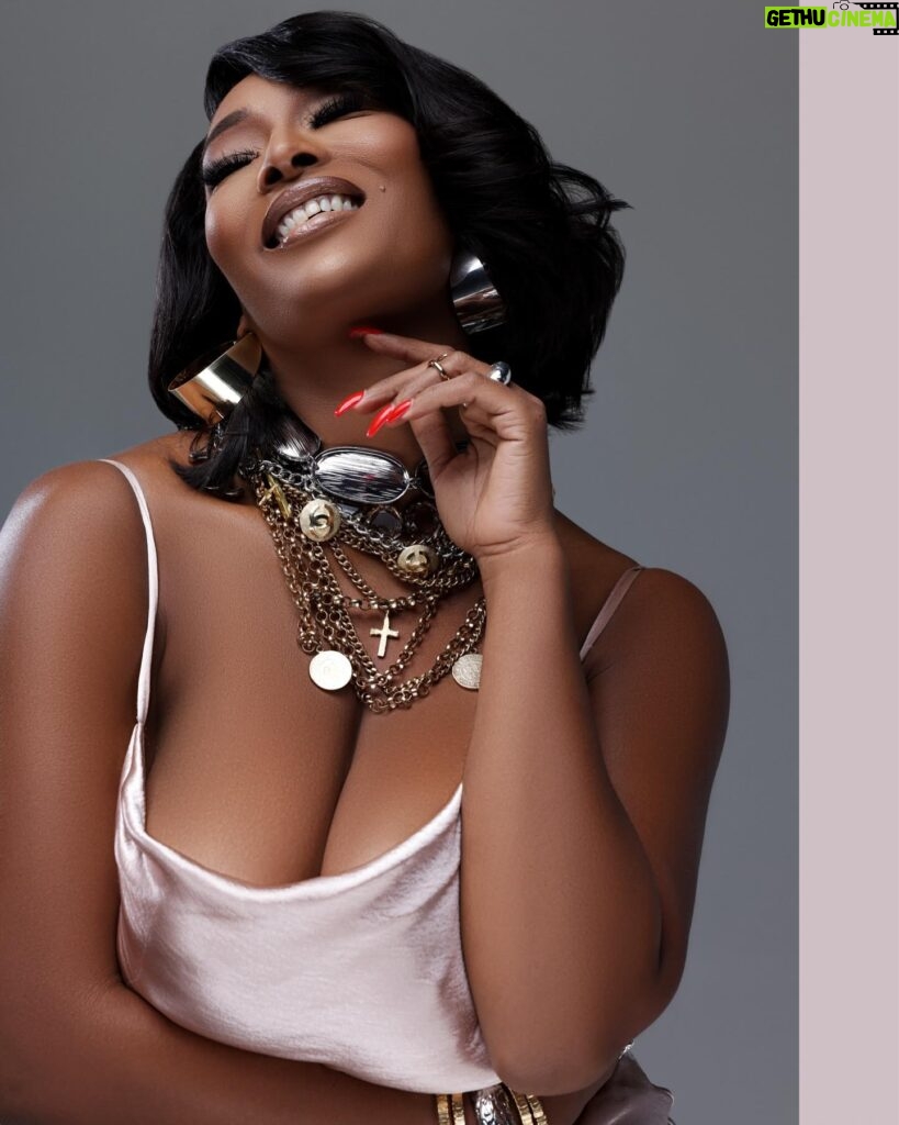 Toccara Jones Instagram - Pure happiness & joy starts from the inside, sometimes you just have to go in & dig a little deeper to find it💓💞 GLAM TEAM- Make Up: @Geishaboii Hair: @Derekjhair Styling: @royalfudgestyling Photography: @leslieandrewsphoto Creative Director: @passionatechonvill of @pmcmarketing #Swipe #fashion #supermodel #toccara #style #happiness #joy