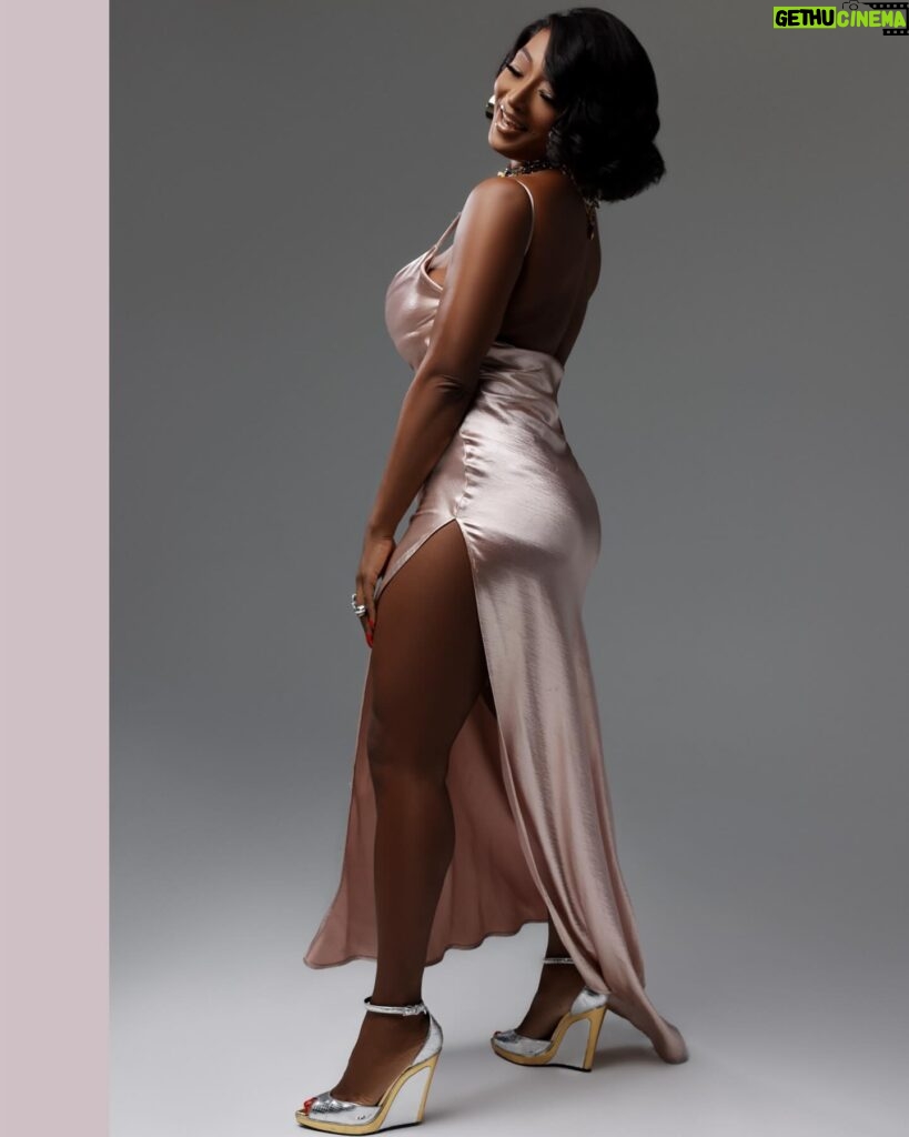 Toccara Jones Instagram - Pure happiness & joy starts from the inside, sometimes you just have to go in & dig a little deeper to find it💓💞 GLAM TEAM- Make Up: @Geishaboii Hair: @Derekjhair Styling: @royalfudgestyling Photography: @leslieandrewsphoto Creative Director: @passionatechonvill of @pmcmarketing #Swipe #fashion #supermodel #toccara #style #happiness #joy