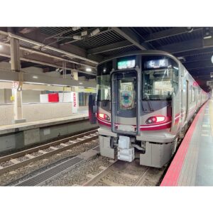 Tomomi Kuno Instagram - 2021.10.17.🚅🚃🌸✨

こんばんは♪

週末は 
#いいとこ白山鉄道まつり
#白山鉄道まつり
#ななめ45° #鉄道BIG4
#岡安章介 先輩とのトークショー
ご乗車いただいた皆様
ありがとうございました🥰🚃✨

白山市のお客様も、商工会の皆様も
とてもお優しく鉄分あふれる街のお陰で
白山市が訪問前より大好きになりました🚄🌸

コロナ禍でご来場を迷われた方も
おいでだったかと存じますが、
感染対策を行い実施に踏みきって下さった
市長はじめ商工会議所の皆さんや
記念すべき第一回にお招きいただいたことに
心から感謝です( ´ ▽ ` )ﾉ🚃🌼
(実に、1年8ヶ月ぶりの
遠征鉄道イベントでした!😳✨✨)

白山総合車両所や
新設のビジターセンター&新駅、
金沢総合車両所の一般公開もまた
必ず訪れたいなぁ🙌🏻❣️

岡安先生の急な英語試験も
本当にお疲れ様でした🤣🍀📝w
(正解した方、
どれくらいいらっしゃるのかな😂😂😂w)

なお、最新のちょっとした
とんでも鉄ネタエピソードを交えてお話ししたらば、
皆さんマスクの中で笑ってくださったみたいで😷
ありがとうございましたww
(近く、Twitterか #トレインカフェ こと
ファンクラブポストにもあげますね。笑)

岡安先輩も、奥さまの #木本夕貴 さんとの
#radiotalk #岡安ん家のふふふレディオ で
お話しくださってます🥰

https://twitter.com/myonbo/status/1450465893813825549?s=21

岡安先輩や木本さんのTwitterから飛べますので、
是非是非聴いてくださいね♪

(木本さん! #着飾る恋 の秘書・桂木さん
 格好良かったです(●'ᴗ'σ)σணღ*🌸✨✨)

今月は少しずつ鉄道イベントも
回復してきてますので、
是非Twitterやブログをご参照ください😷

このままうまくwith コロナで乗り切りつつ
皆さんとお会いできたら嬉しいです!

レギュラーのテレビやラジオも
引き続き宜しくお願いします🙌🏻🚃🌼

※衣装(トップス)はいつもお世話になっている
 #frenchpave さんです♡♡♡
@frenchpave_official @frenchpave_zozotown

P.S.
北陸新幹線 #E7 との2SHOTは
岡安さんの鉄道写真の師匠でもある
#村上悠太 くん @yuta_murakami 撮影の
懐かしのプロによるお写真となります😌📷✨

P.S.2
撮影の時のみマスクを外しています😷🌸

————————————————————————
★ただいま出演中！★ タモリ電車クラブ🚂
テレ東「なないろ日和！」「よじごじDays」
BSフジ「鉄道伝説」「ミッドナイト★トレ活」

🚃BS日テレ「#友近礼二の妄想トレイン」
毎週月曜 21:00〜 #妄想トレイン

🚃NHKラジオ第1「鉄旅・音旅出発進行！」
毎週金曜 20:05〜 #てつおと

🚃NACK5「スギテツの #GNRR」
毎週日曜 朝 6:00〜

🚇4冊目の鉄道本発売中‼️
#東京メトロとファン大研究読本 #カンゼン 刊
#女子鉄アナウンサー #久野知美 著 #南田裕介 監修
Amazonはコチラ(*´꒳`*)🌸
https://www.amazon.co.jp/dp/486255587X

#鉄道とファン大研究読本
#女子鉄アナウンサー久野知美のかわいい鉄道
#京急とファン大研究読本 もよろしくね🥰
#女子鉄 #鉄道女子 #鉄道 #鉄道好きな人と繋がりたい
————————————————————————