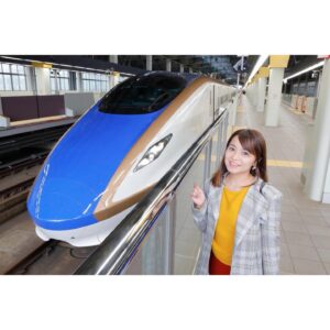 Tomomi Kuno Instagram - 2021.10.17.🚅🚃🌸✨

こんばんは♪

週末は 
#いいとこ白山鉄道まつり
#白山鉄道まつり
#ななめ45° #鉄道BIG4
#岡安章介 先輩とのトークショー
ご乗車いただいた皆様
ありがとうございました🥰🚃✨

白山市のお客様も、商工会の皆様も
とてもお優しく鉄分あふれる街のお陰で
白山市が訪問前より大好きになりました🚄🌸

コロナ禍でご来場を迷われた方も
おいでだったかと存じますが、
感染対策を行い実施に踏みきって下さった
市長はじめ商工会議所の皆さんや
記念すべき第一回にお招きいただいたことに
心から感謝です( ´ ▽ ` )ﾉ🚃🌼
(実に、1年8ヶ月ぶりの
遠征鉄道イベントでした!😳✨✨)

白山総合車両所や
新設のビジターセンター&新駅、
金沢総合車両所の一般公開もまた
必ず訪れたいなぁ🙌🏻❣️

岡安先生の急な英語試験も
本当にお疲れ様でした🤣🍀📝w
(正解した方、
どれくらいいらっしゃるのかな😂😂😂w)

なお、最新のちょっとした
とんでも鉄ネタエピソードを交えてお話ししたらば、
皆さんマスクの中で笑ってくださったみたいで😷
ありがとうございましたww
(近く、Twitterか #トレインカフェ こと
ファンクラブポストにもあげますね。笑)

岡安先輩も、奥さまの #木本夕貴 さんとの
#radiotalk #岡安ん家のふふふレディオ で
お話しくださってます🥰

https://twitter.com/myonbo/status/1450465893813825549?s=21

岡安先輩や木本さんのTwitterから飛べますので、
是非是非聴いてくださいね♪

(木本さん! #着飾る恋 の秘書・桂木さん
 格好良かったです(●'ᴗ'σ)σணღ*🌸✨✨)

今月は少しずつ鉄道イベントも
回復してきてますので、
是非Twitterやブログをご参照ください😷

このままうまくwith コロナで乗り切りつつ
皆さんとお会いできたら嬉しいです!

レギュラーのテレビやラジオも
引き続き宜しくお願いします🙌🏻🚃🌼

※衣装(トップス)はいつもお世話になっている
 #frenchpave さんです♡♡♡
@frenchpave_official @frenchpave_zozotown

P.S.
北陸新幹線 #E7 との2SHOTは
岡安さんの鉄道写真の師匠でもある
#村上悠太 くん @yuta_murakami 撮影の
懐かしのプロによるお写真となります😌📷✨

P.S.2
撮影の時のみマスクを外しています😷🌸

————————————————————————
★ただいま出演中！★ タモリ電車クラブ🚂
テレ東「なないろ日和！」「よじごじDays」
BSフジ「鉄道伝説」「ミッドナイト★トレ活」

🚃BS日テレ「#友近礼二の妄想トレイン」
毎週月曜 21:00〜 #妄想トレイン

🚃NHKラジオ第1「鉄旅・音旅出発進行！」
毎週金曜 20:05〜 #てつおと

🚃NACK5「スギテツの #GNRR」
毎週日曜 朝 6:00〜

🚇4冊目の鉄道本発売中‼️
#東京メトロとファン大研究読本 #カンゼン 刊
#女子鉄アナウンサー #久野知美 著 #南田裕介 監修
Amazonはコチラ(*´꒳`*)🌸
https://www.amazon.co.jp/dp/486255587X

#鉄道とファン大研究読本
#女子鉄アナウンサー久野知美のかわいい鉄道
#京急とファン大研究読本 もよろしくね🥰
#女子鉄 #鉄道女子 #鉄道 #鉄道好きな人と繋がりたい
————————————————————————