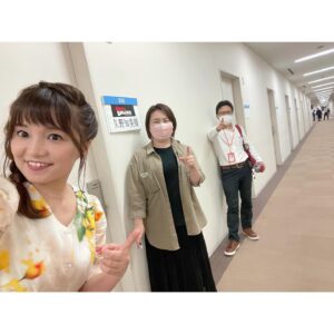 Tomomi Kuno Instagram - 🚃✨
ただ今放送中! 
フジテレビ「アウト×デラックス」

TBSラジオ #赤江珠緒 さんの「#たまむすび」で
礼央さんからもお話がありました!
先月お世話になった「おもしろい大人」
コーナーきっかけでお声がけ頂きました🙏🏻🚃✨

礼央さんにもスタジオ収録に
お付き合いしてもらっています🙇‍♀️🙇‍♀️🙇‍♀️

編集の上がり、今からドギマギですが😂
山里さんもおいでなので
ラジオ愛トークもオンエアに
〝乗車〟するかな?😌📻💦

ラジオレジェンド大集合のスタジオに
テンションMAXとき😂🚃✨

宜しければご覧ください(●'ᴗ'σ)σணღ*🌸

#フジテレビ #アウトデラックス #nowonair 
#マツコデラックス さん #矢部浩之 さん
#山里亮太 さん #土屋礼央 さん #久野知美
#アウト軍団の皆さま
#tbsradio  #tama954

https://tver.jp/talent/d0077353
#Tver ※9/3(木) 23:00まで公開中🙌🏻📺🌼

————————————————————————
★ただいま出演中！★ タモリ電車クラブ🚂
テレ東「なないろ日和！」「よじごじDays」
BSフジ「鉄道伝説」「ミッドナイト★トレ活」

🚃BS日テレ「#友近礼二の妄想トレイン」
毎週月曜 21:00〜

🚃NHKラジオ第1「鉄旅・音旅出発進行！」
毎週金曜 20:05〜 #てつおと

🚃NACK5「スギテツの #GNRR」
毎週日曜 朝 6:00〜

🚇4冊目の鉄道本発売中‼️
#東京メトロとファン大研究読本 #カンゼン 刊
#女子鉄アナウンサー #久野知美 著 #南田裕介 監修
Amazonはコチラ(*´꒳`*)🌸
https://www.amazon.co.jp/dp/486255587X
(プロフィールからも飛べます📖)

#鉄道とファン大研究読本
#女子鉄アナウンサー久野知美のかわいい鉄道
#京急とファン大研究読本 もよろしくね🥰
#女子鉄 #鉄道女子 #鉄道 #鉄道好きな人と繋がりたい
————————————————————————