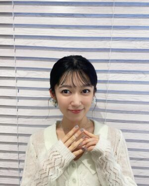 Tomoyo Kurosawa Instagram - 桜満開で幸せな1日でした🌸

「響け！ユーフォニアム3」どうぞよろしくお願いします✨

・・・・・・

ニット・スカート @honeymihoney_official 
アクセサリー　@rhodes_showroom 
イヤリング @mami_mi_ 
チョーカーネックレス @porettofelun_jewelry