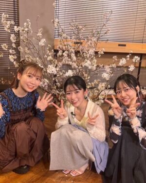Tomoyo Kurosawa Instagram - 桜満開で幸せな1日でした🌸

「響け！ユーフォニアム3」どうぞよろしくお願いします✨

・・・・・・

ニット・スカート @honeymihoney_official 
アクセサリー　@rhodes_showroom 
イヤリング @mami_mi_ 
チョーカーネックレス @porettofelun_jewelry