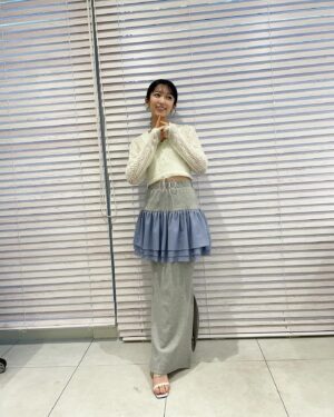 Tomoyo Kurosawa Instagram - 桜満開で幸せな1日でした🌸

「響け！ユーフォニアム3」どうぞよろしくお願いします✨

・・・・・・

ニット・スカート @honeymihoney_official 
アクセサリー　@rhodes_showroom 
イヤリング @mami_mi_ 
チョーカーネックレス @porettofelun_jewelry