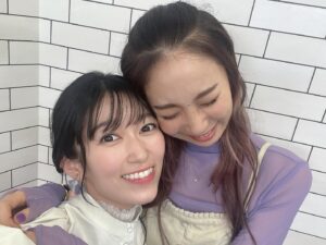 Tomoyo Kurosawa Instagram - ユーフォ3期もいよいよ大詰め。

今日は大切な話の放送でした。
たくさんの反響があり、とても嬉しく思います。

わたしは久美子役だから久美子視点でのインタビューを受けがちですが、真由ちゃんの立場になってこの状況を思うと、なんとも言えない気持ちになります。
悔しい、って声に出して言えることは幸せだったのかもしれない。
久美子の気持ち、食いしばった麗奈の気持ち、そして真由の気持ち。
いろんな人の立場に立つと見える景色が変わってくる。
なんとも多面的で奥行きのある構成にすっかり心を奪われました。

是非来週の最終回も、一緒に見守っていただければ幸いです。

ちかちゃん。
いっぱい一緒に心を尽くしてくれてありがとう！

#響け #響けユーフォニアム #ユーフォ3期 #ユーフォ