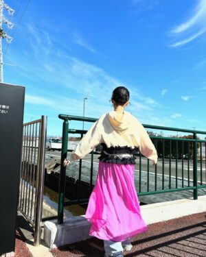 Tomoyo Kurosawa Instagram - ヤマハ！
豊田萌絵ちゃんと一緒に工場見学させていただきました！
金管楽器が生み出されていくところを間近で見ることができて、職人の皆さまの業に感動してばかりいた1日でした。
学校もすごかった…👀！！
YouTube、是非ご覧ください⛅️

ヤマハの皆さま、ありがとうございました！

#anime_eupho #ユーフォ3期 #yamaha #ヤマハ #工場見学 

・・・・・・

アクセサリー @rhodes_showroom
ハートゴールドイヤリング @happycakejewels
凸凹リング @porettofelun_jewelry