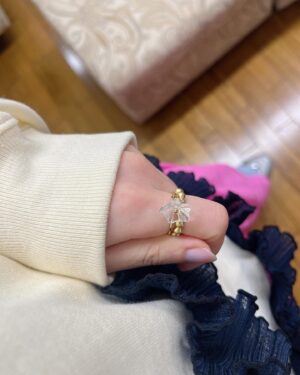 Tomoyo Kurosawa Instagram - ヤマハ！
豊田萌絵ちゃんと一緒に工場見学させていただきました！
金管楽器が生み出されていくところを間近で見ることができて、職人の皆さまの業に感動してばかりいた1日でした。
学校もすごかった…👀！！
YouTube、是非ご覧ください⛅️

ヤマハの皆さま、ありがとうございました！

#anime_eupho #ユーフォ3期 #yamaha #ヤマハ #工場見学 

・・・・・・

アクセサリー @rhodes_showroom
ハートゴールドイヤリング @happycakejewels
凸凹リング @porettofelun_jewelry