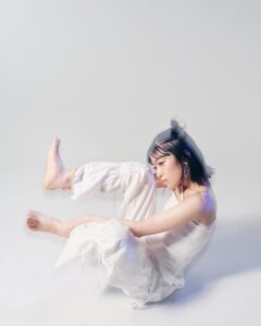 Tomoyo Kurosawa Instagram - kioku の記憶🌱

少し日が経ってしまったけれど『kioku tadori te 2024』と『黒沢ともよ2024上海公演 _你喜欢什么颜色呢？』のメインヴィジュアルの衣装が可愛かったので紹介◎

この怒涛の2ヶ月を楽しく彩ってくれた作品です。

カメラマンはさすがのキラキラ小川さん🪼
同世代は現場で会えると心強いね。
いつもありがとう！
これからもよろしくお願いします🙌

・・・・・・・・・・・・・・・

しろ
◆ともよ
アシメキャミ　@ekcookies_jp 
パンツ　@uenui.official 
イヤリング　@monamie79_official 
ピンキーリング　@caki.jewelry 
その他リング　@cherie_ac_official 

◆優さん
トップス　@fumiku_tokyo 
ピアス　@yuu_select 
リング　@sorbet_accessory 
　　　　@accessoryshop.mary 

あお
◆ともよ
ワンピース　@uenui.officia
イヤリング　@monamie79_official 
うねうねリング　@enn._official 
ストーンリング　@cherie_ac_official