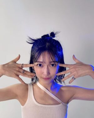 Tomoyo Kurosawa Instagram - kioku の記憶🌱

少し日が経ってしまったけれど『kioku tadori te 2024』と『黒沢ともよ2024上海公演 _你喜欢什么颜色呢？』のメインヴィジュアルの衣装が可愛かったので紹介◎

この怒涛の2ヶ月を楽しく彩ってくれた作品です。

カメラマンはさすがのキラキラ小川さん🪼
同世代は現場で会えると心強いね。
いつもありがとう！
これからもよろしくお願いします🙌

・・・・・・・・・・・・・・・

しろ
◆ともよ
アシメキャミ　@ekcookies_jp 
パンツ　@uenui.official 
イヤリング　@monamie79_official 
ピンキーリング　@caki.jewelry 
その他リング　@cherie_ac_official 

◆優さん
トップス　@fumiku_tokyo 
ピアス　@yuu_select 
リング　@sorbet_accessory 
　　　　@accessoryshop.mary 

あお
◆ともよ
ワンピース　@uenui.officia
イヤリング　@monamie79_official 
うねうねリング　@enn._official 
ストーンリング　@cherie_ac_official