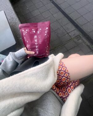 Tomoyo Kurosawa Instagram - 新たな おやつ 募集中🤔

 

お気に入りの おやつ ってありますか？🤔
わたしの今のお気に入りは焼き芋🍠
成城石井の濃密やきいもは、現場の間でのちょっとしたエネルギーチャージにお気に入りです。
天気がいい日は道端のベンチに腰掛けてつまむと元気が出ます⛅️

今日もおつかれさまでした⛅️

#おやつ #おやつタイム