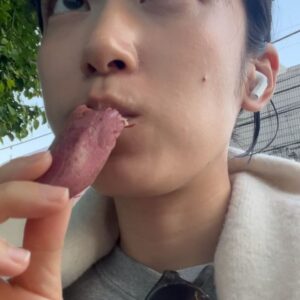 Tomoyo Kurosawa Instagram - 新たな おやつ 募集中🤔

 

お気に入りの おやつ ってありますか？🤔
わたしの今のお気に入りは焼き芋🍠
成城石井の濃密やきいもは、現場の間でのちょっとしたエネルギーチャージにお気に入りです。
天気がいい日は道端のベンチに腰掛けてつまむと元気が出ます⛅️

今日もおつかれさまでした⛅️

#おやつ #おやつタイム