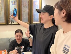 Tong Wang Instagram - 0513，特別的日子。永遠紀念的日子⋯
感恩有你，感恩有家人 超越血緣的家人們
聚集在一起，數算恩典⋯越發感恩⋯
幸福的人不一定感恩
感恩的人一定會幸福

一粒麥子，不落在地裡死了，仍舊是一粒，
若是死了，就結出許多子粒來。

#生養眾多
#艾瞳家園
#京奇家園
#神國大樂
#艾成生日快樂