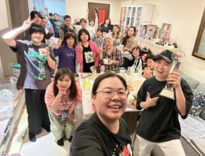 Tong Wang Instagram - 0513，特別的日子。永遠紀念的日子⋯
感恩有你，感恩有家人 超越血緣的家人們
聚集在一起，數算恩典⋯越發感恩⋯
幸福的人不一定感恩
感恩的人一定會幸福

一粒麥子，不落在地裡死了，仍舊是一粒，
若是死了，就結出許多子粒來。

#生養眾多
#艾瞳家園
#京奇家園
#神國大樂
#艾成生日快樂