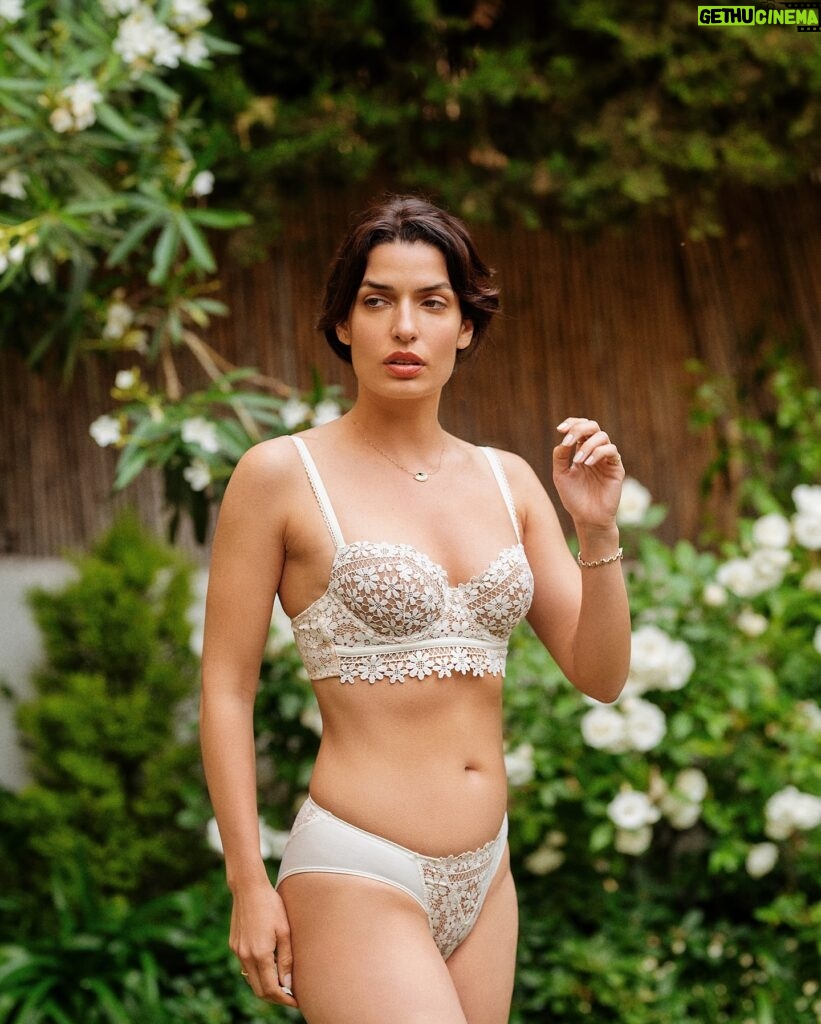 Tonia Sotiropoulou Instagram - Daisies for summer 🌸 @intimissimiofficial #intimissimi #intimissimigirls #adv