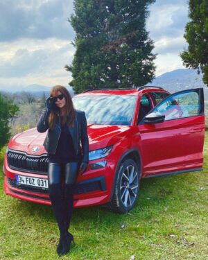 Toprak Sağlam Instagram - Tüm kadınlar çok güzel, özgür ve kendileri gibi olduklarında.. @skodaturkiye #kodiaq @aslihangunduz seviyorum🍀