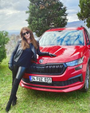 Toprak Sağlam Instagram - Tüm kadınlar çok güzel, özgür ve kendileri gibi olduklarında.. @skodaturkiye #kodiaq @aslihangunduz seviyorum🍀