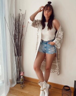 Toprak Sağlam Instagram - Canım @doramagazin 🤍💫🍀 Tarzımı bu kadar iyi gözlemlemiş olamazsınız 🥰 Hediyeniz için çok teşekkür ederim, çok mutlu oldum 🌸