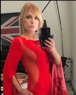 Tracey E. Bregman Instagram - I know @therealstafford only challenged me to 3 decades on the red carpet  but here’s 4! As I get ready to celebrate #41 tomorrow on @youngandrestlesscbs Thanks to @mark_zunino for most of my @daytimeemmys looks and @sencouture @herveleger @soniaete_couture Fashion is a fun thing! I now challenge @jesswaltonyr @real_jchapman to do the same! 💖❤️