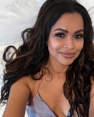 Tracey Edmonds Instagram - Happy Monday Fam!  Hope your week is off to a great start!  As you may know,, I switch up my work agenda from one day to the next!  Today was "content shooting day" out here in Hilton Head and we just finished.  Can't wait to post what we shot and,hopefully, you'll like the info I'll be sharing! 🙏🏽 Now... I just have to thank my makeup guru out here @lindaburtonmakeup for setting my makeup so it lasted ALL DAY!  And she has MASTERED the "natural makeup" makeup look! 😉🙌🏽 I love you Linda and don't know what I'd do without you! 😘 Sending everyone #Mondaylove! ❤️ #liveyourbestlife