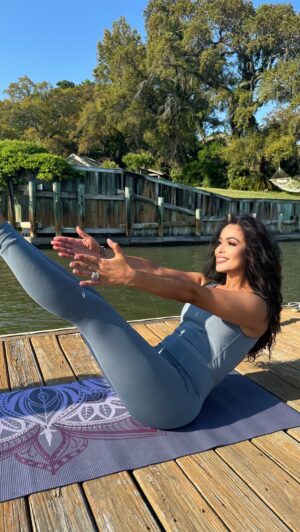 Tracey Edmonds Instagram - Happy Tuesday Fam! 

There’s nothing like getting some yoga movement out in the sun ☀️! Try this Boat Pose (Paripurna Navasana) and hold it for as long as you can. The more you practice it, the longer you'll be able to hold. Trust me... it’s  a game-changer for abs!  Sending you love! 💕 #transformationaltuesday 
•
•
•
•
•
• #yoga #yogainspiration #healthylifestyle #lifestyle #abworkout #workout #workoutoftheday #motivation #liveyourbestlife #cleanliving #fableticsambassador #fabletics