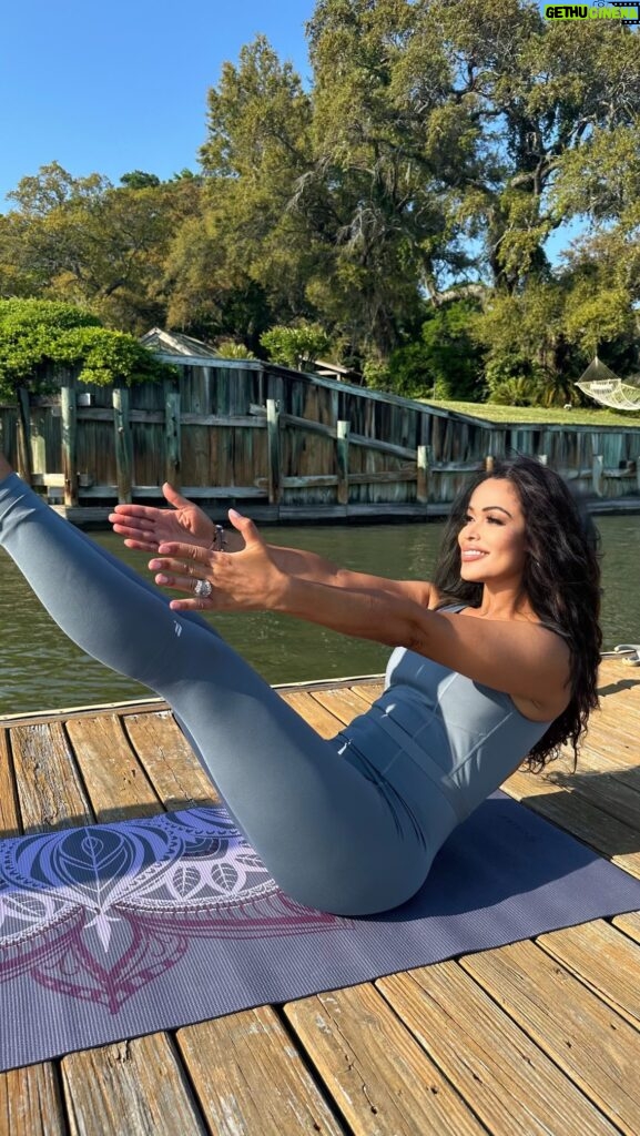 Tracey Edmonds Instagram - Happy Tuesday Fam! There’s nothing like getting some yoga movement out in the sun ☀️! Try this Boat Pose (Paripurna Navasana) and hold it for as long as you can. The more you practice it, the longer you'll be able to hold. Trust me... it’s a game-changer for abs! Sending you love! 💕 #transformationaltuesday • • • • • • #yoga #yogainspiration #healthylifestyle #lifestyle #abworkout #workout #workoutoftheday #motivation #liveyourbestlife #cleanliving #fableticsambassador #fabletics