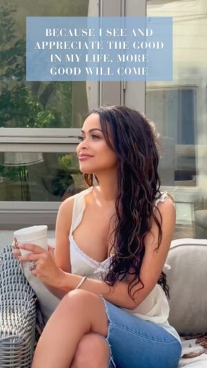 Tracey Edmonds Instagram - Happy Wednesday Fam! ✨ As we spring into this new month, let’s reflect on and be grateful for what we’ve been blessed with... while we await what’s to come. ❤️
God is AMAZING!  Sending everyone LOVE! 
•
•
•
• #spring #affirmations #motivation #wordoftheday #peacewithin #simplicity #liveyourbestlife #cleanlliving