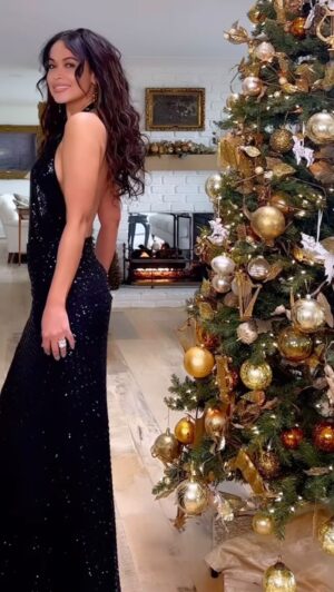 Tracey Edmonds Instagram - Stepping into the weekend with this energy 💫 Sending you love, peace and joy.  Dress: @halston

XO, Tracey by

#happyholidays #holidaydecor  #todaysinspo #fashioninspo #grwm #shotoniphone #vloggerlife #dailydose #minivlog #dailyvlog