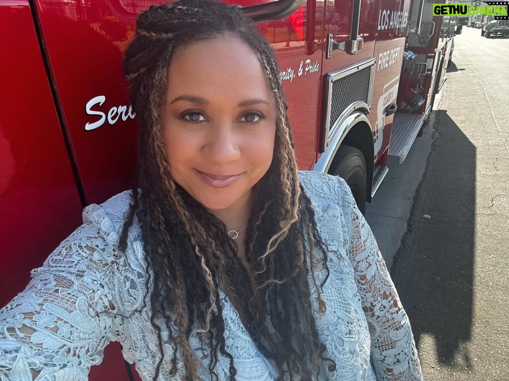 Tracie Thoms Instagram - Guess who’s taking over @911onabc’s IG today?!? That’s right! IT’S MEEEE!!!!! @traciethoms! Get ready for some BTS shenanigans from one-half of your favorite mom duo, #KarenWilson!! I’ll be going live later, but until then, think about whatever you’d like to talk about! This is going to be FUN! 😃🙌🏾🎊