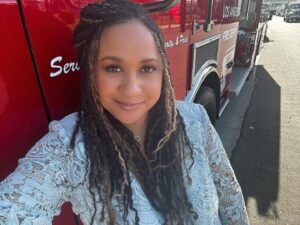 Tracie Thoms Instagram - Guess who’s taking over @911onabc’s IG today?!? That’s right! IT’S MEEEE!!!!! @traciethoms! Get ready for some BTS shenanigans from one-half of your favorite mom duo, #KarenWilson!! I’ll be going live later, but until then, think about whatever you’d like to talk about! This is going to be FUN! 😃🙌🏾🎊