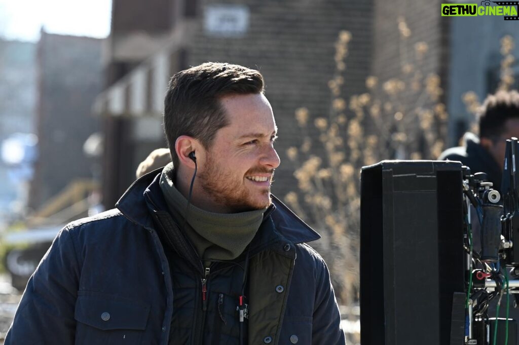 Tracy Spiridakos Instagram - It’s this guy’s directorial debut tonight!!! Tune in for a new episode of #ChicagoPD directed by our very own @jesseleesoffer 🥳🥳🥳