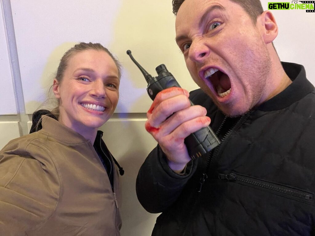Tracy Spiridakos Instagram - Happy birthday @jesseleesoffer 🥳🎂🎉🎊🎁🥳 Thank you for always posing so nicely in the photos I take. Also, for being hilarious. Have the best day!