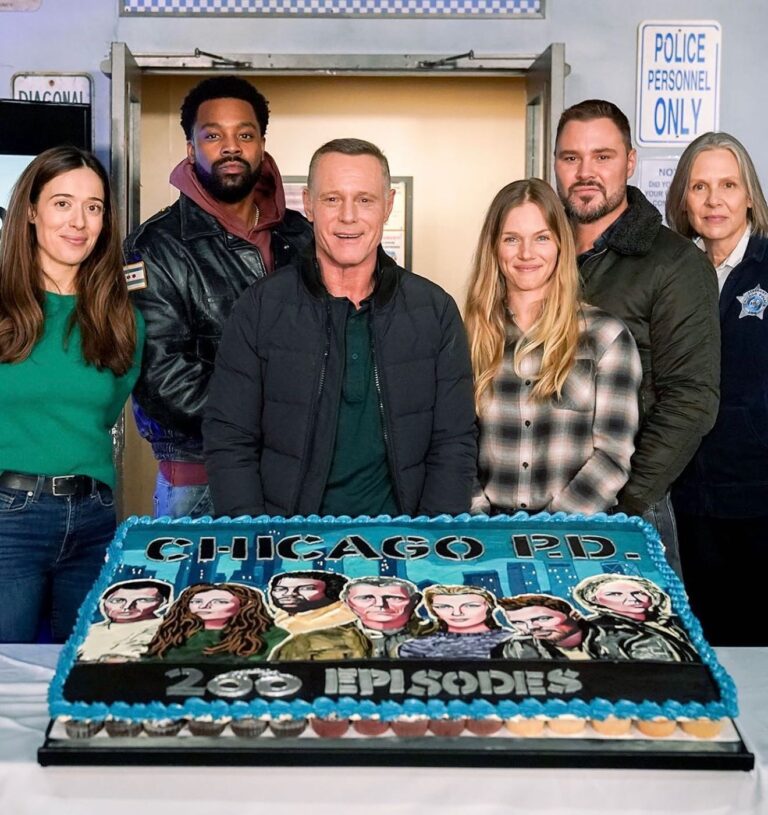 Tracy Spiridakos Instagram - Tonight is the 200th episode of #ChicagoPD!!!! Thank you to all the fans - you are incredible, we love you, and wouldn’t be here without your support. Tonight’s episode will be epic!