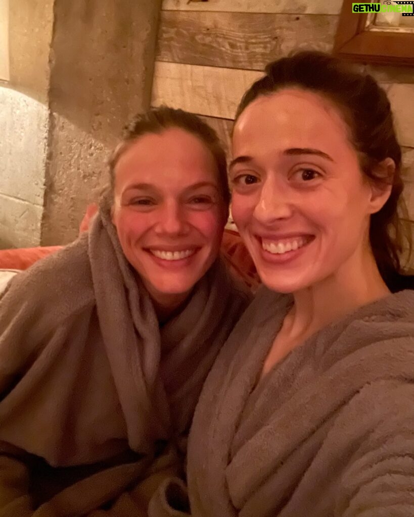 Tracy Spiridakos Instagram - Spa day with @marinasqu 😍 Relaxing massage @cowshed some delicious food and drinks @sohohousechicago = perfection 🍸🍸