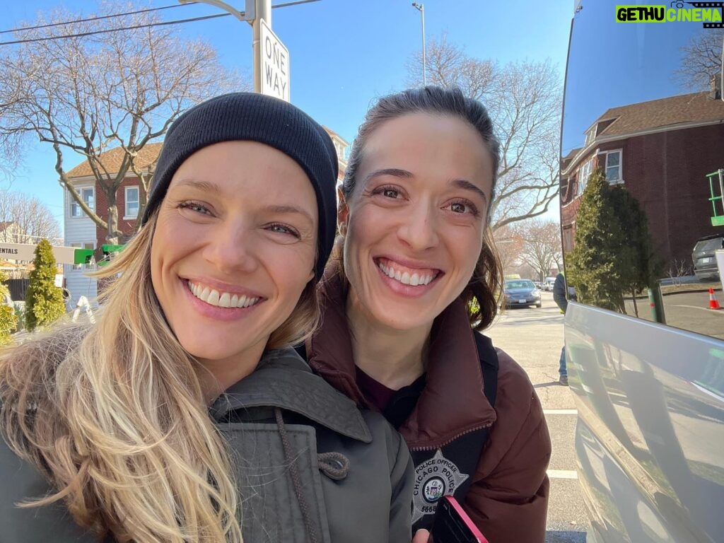 Tracy Spiridakos Instagram - New episode of Chicago PD tonight! Our @marinasqu is 🔥, plus there’s a #burzek update! Tune in 🤗