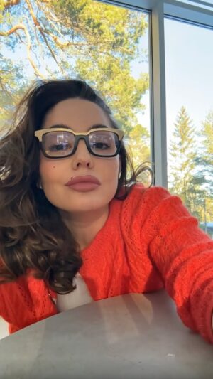 Triana Iglesias Instagram - Å bli bevisst på følelsene våre!!! 🫀🧠🧬
Når vi erkjenner hva som skjer inni vårt eget hode, tankene våre og i kroppen, da åpner vi opp for forståelse, aksept og transformasjon. Det å være oppmerksomme på oss selv - og tankene våre, det gjør at vi kan identifisere mønstre, følelser og tankeprosesser som kan forårsake lidelse/ smerte, eller hindre oss fra å oppleve en god flyt. Og også hindre oss fra å føle entre kjærlighet til oss selv og til livet. Ved å anerkjenne og omfavne følelsene vi har fullt ut, se de fra mye perspektiver og akseptere på en helt my måte, respektere vi våre erfaringer og gir oss selv tillatelse til å heale. 
Awareness Training - Dette er en av stegene i kurset «Surrender to Love and Beyond». 
Det handler om å bli bevisst på hva og hvorfor vi tenker og handler som vi gjør. Så vi kan gå videre og jobbe med det. 
Hvor kommer alle disse tankene og mønstrene våre fra?

Hvis du føler kallet og er klar for en transformerende reise , eller vil vite mer -
Send meg en DM 🤍🪽✨
Eller se link i bio
#reklame for kurs jeg holder 
@iwakening_quantum_healing