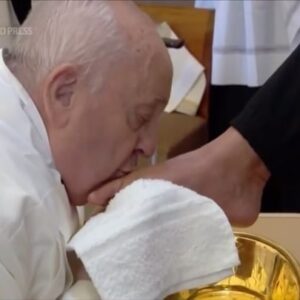 Trudie Styler Instagram - This is a moving image of His Holiness The Pope washing the feet of 12 women inmates at a Rome prison on Holy Thursday. Jesus makes us understand: ‘I am not here to be served, but to serve.’ 
On Easter Sunday, The Pope went on to say, “Peace is never made with weapons.”

#MoodMonday

Video credit: AP