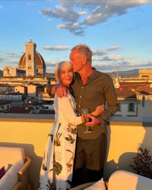 Trudie Styler Instagram - “She is a jewel box of a city - packed with treasures, each more beautiful than the last.” — Marcel Proust 

#WineWednesday #FlorenceItaly 🇮🇹 🍷
