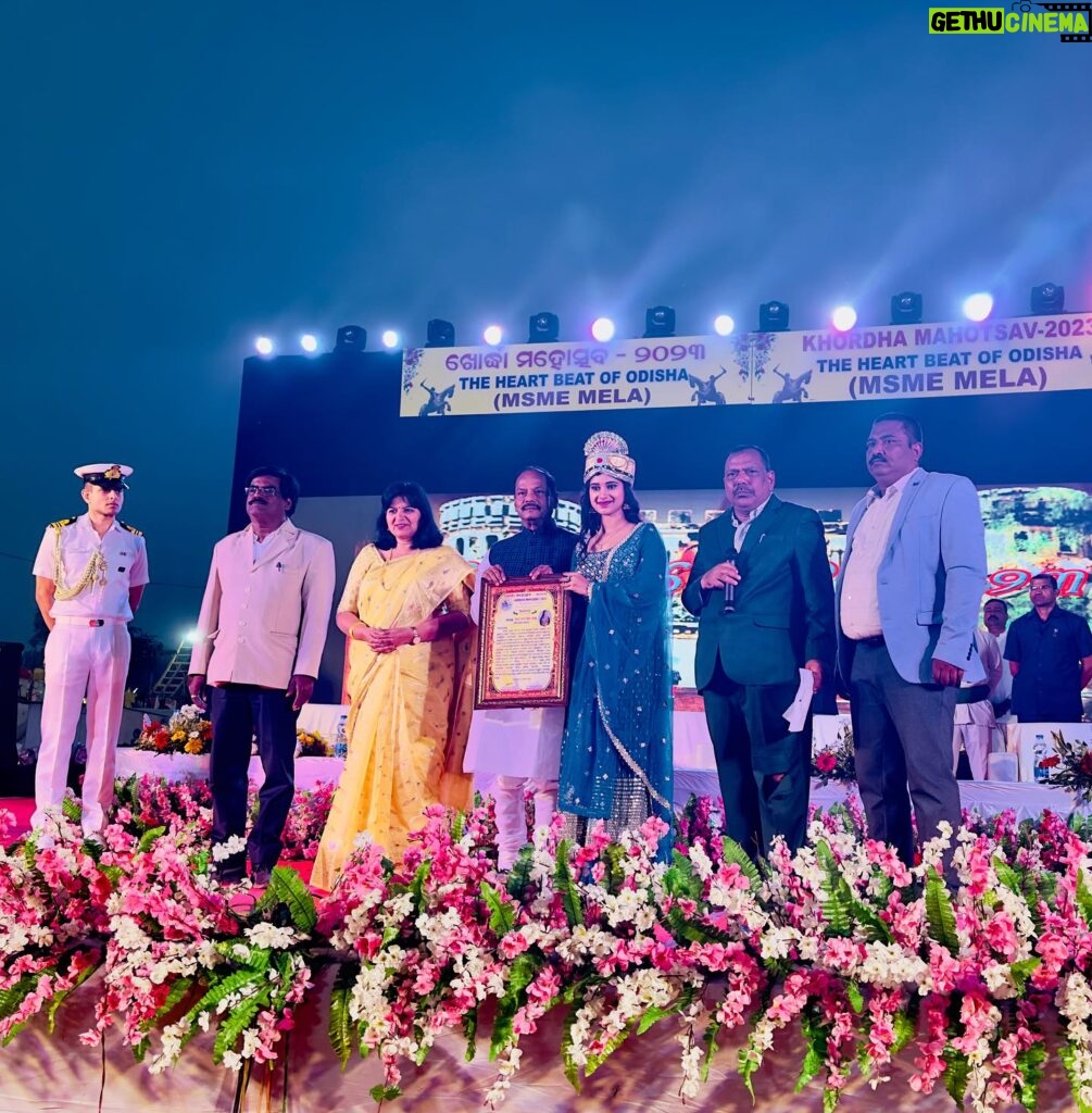 Trupti Mirambika Instagram - Today I feel very proud to receive the award from our Honourable Governor of Odisha Raghubar Das sir 🙏and the member of parliament (Bhubaneswar) Aparajita sarangi mam ❤️🙏Thanku so much to all members of Khordha Mahoschab for inviting me 🙏