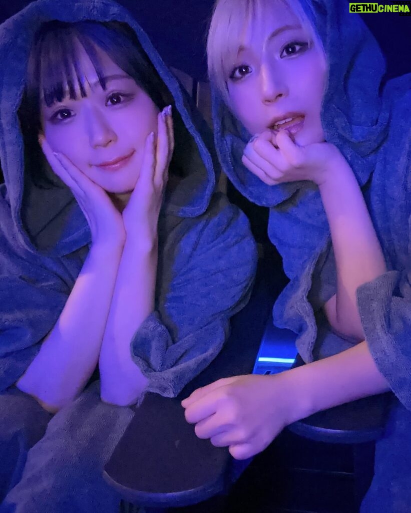 Tsunko Instagram - HUBHUB OKACHIMACHI （ @hubhub_okachimachi ）さんに 行ってきました🧖‍♀️✨ ロウリュのアロマは14種類の中から、 好きな匂いをテイスティングさせていただいて 決めることができます🥺✨ 私は1番人気の白樺を選びました♥️ サウナ室は、真ん中に石があって囲む形⚪︎ 温度は80度ほどに設定されており、 『喋れるサウナ』になっているらしいです‪♡‬ 私もゆーっくりサウナ内ガールズトーク 楽しみました♥️🤭　 ロウリュすることによって、カツンと温度も 上がるのでアッチーのが好きな人も安心ですよ✌️ 🚿水風呂は温度低めで、ピーン！と 体が締まりました☘️ 外気浴ブースには、 HUBHUBさんオリジナルの ヒーリングミュージックが流れていて めちゃくちゃ気持ちよく整えます🐥✨ふわふわ 完備されている、 ▶️シャンプー ▶️コンディショナー ▶️ボディソープ もアロマと同じく『OSMIA』という フィンランド発のブランドさんの物で 髪も体もとっても良い匂いに🙆‪♡‬ ・クレンジング ・化粧水 ・乳液 ・ヘアオイル などアメニティも充実♥ 手ぶらでもサウナに来れちゃいますよ☘️ #サウナ #サ活 #サウナ女子